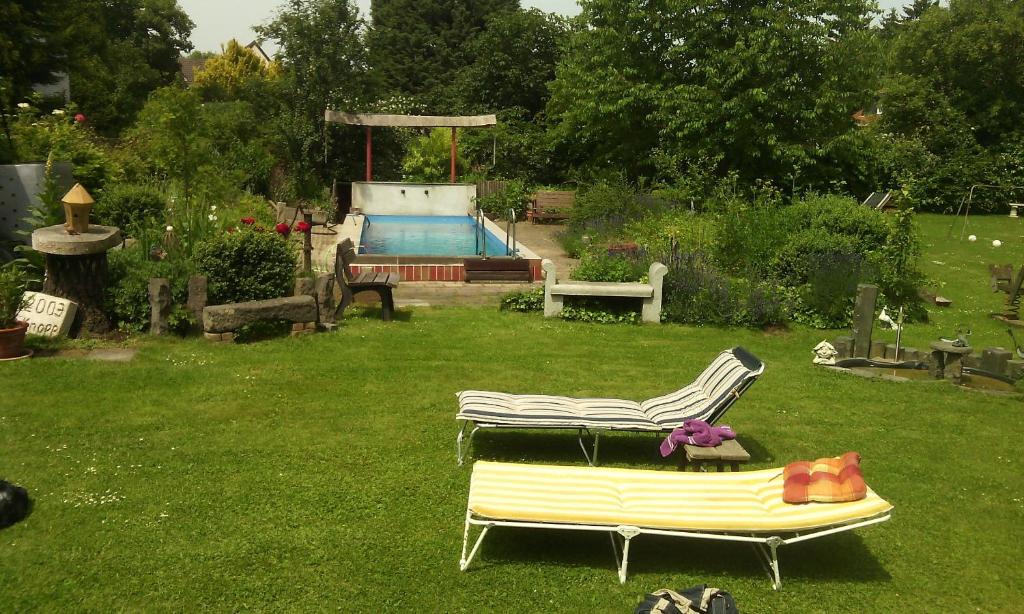 博恩海姆伊迪尔公寓的一个带长凳和游泳池的庭院