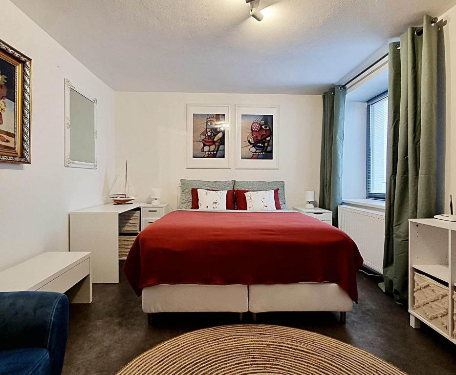 皮塞克Apartmán Zlatý kříž的一间卧室配有一张带红色毯子的床