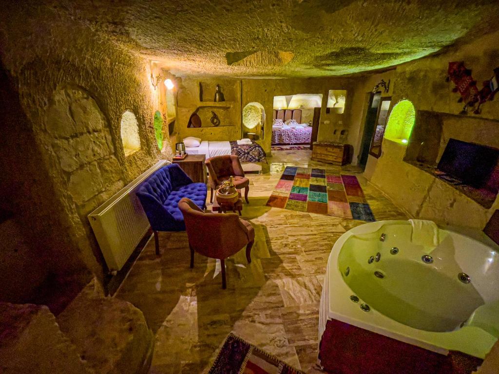 于尔居普Heritage Cave Suites的带浴缸的客房和一间卧室