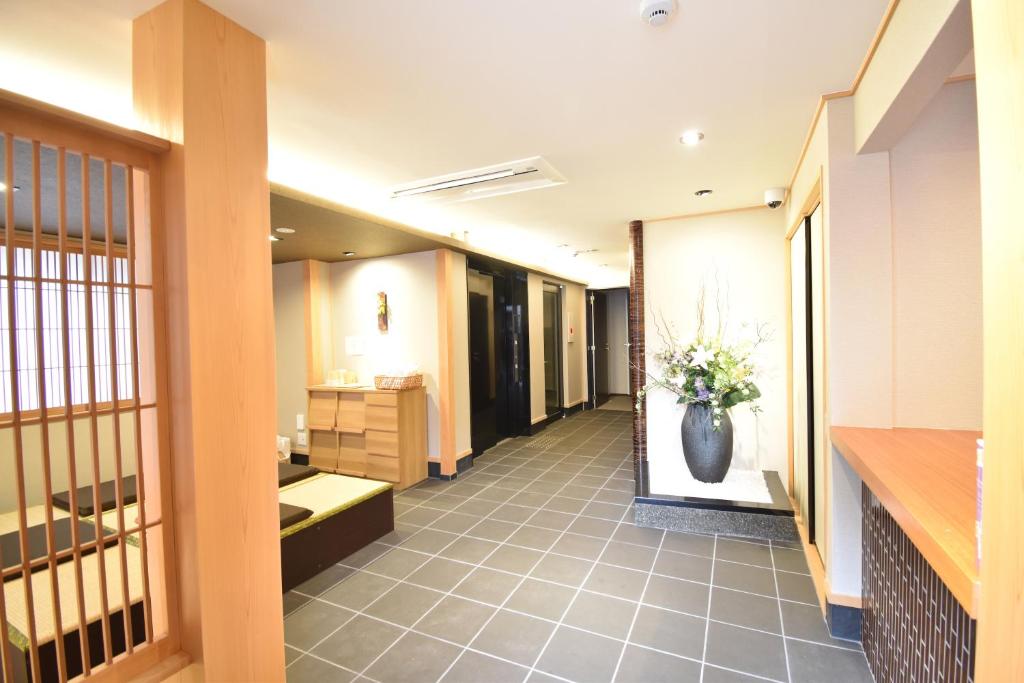 ShimmachidōriK-style Higashihonganji的浴室的走廊上,花瓶