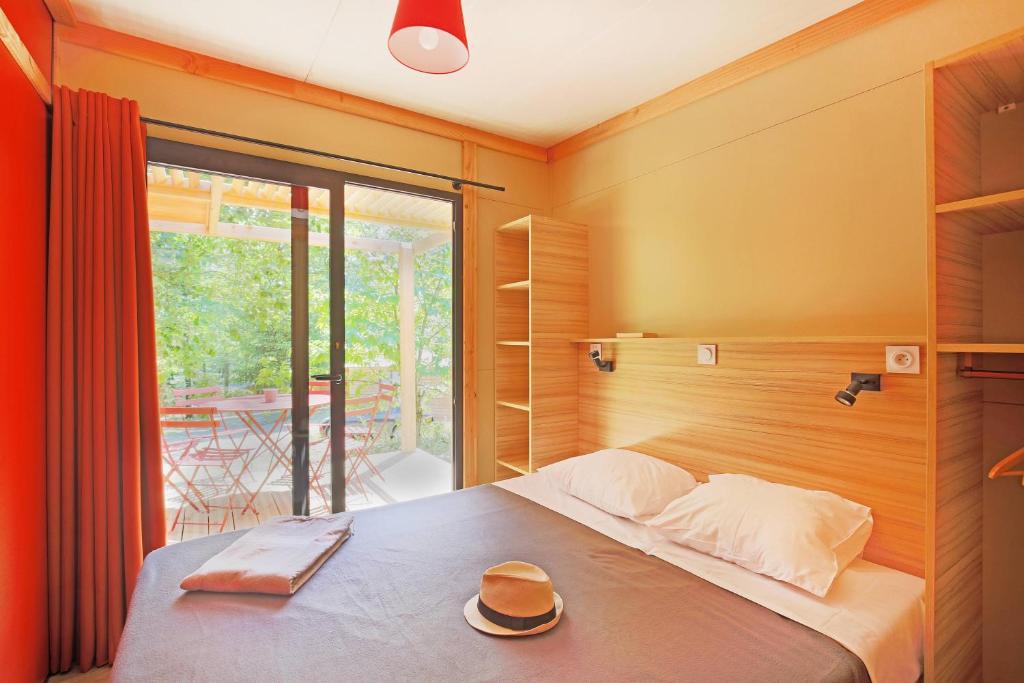 昂热CityKamp Angers的一间卧室,配有一张床,上面有帽子