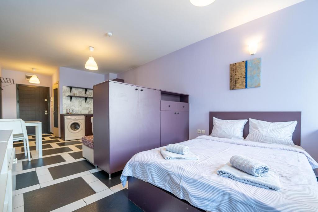 索非亚Spacious apartment in the heart of Studentski grad的一间卧室配有一张大床和毛巾