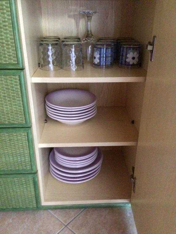 莫尼加Casale el galet的装有盘子和碗的橱柜
