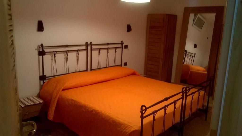 斯泰里达Ines’s Dream的一间卧室配有一张带橙色毯子的床
