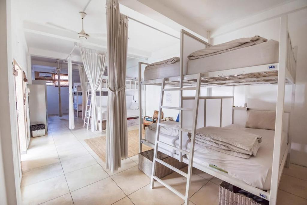 塞米亚克The Island Bali的带两张双层床的客房和走廊