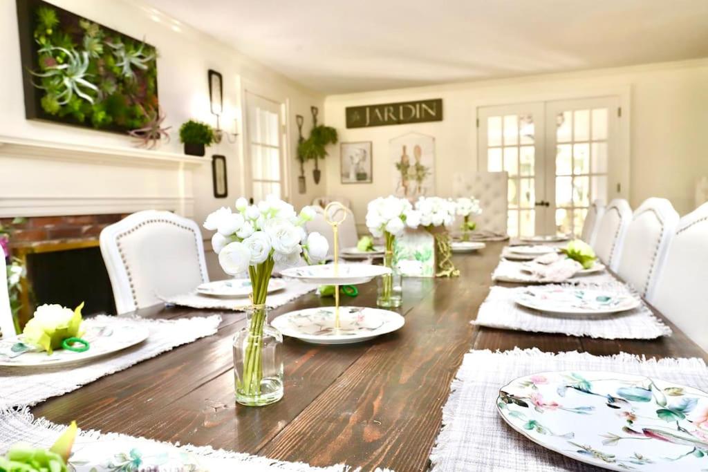 HancockLuxury Farm Stay -Glenrose Manor -Wolf Pine Hollow的一间带桌子和白色椅子的用餐室