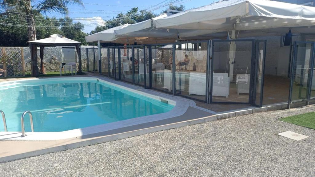 巴里I Girasoli的一座带遮阳伞的别墅内的游泳池
