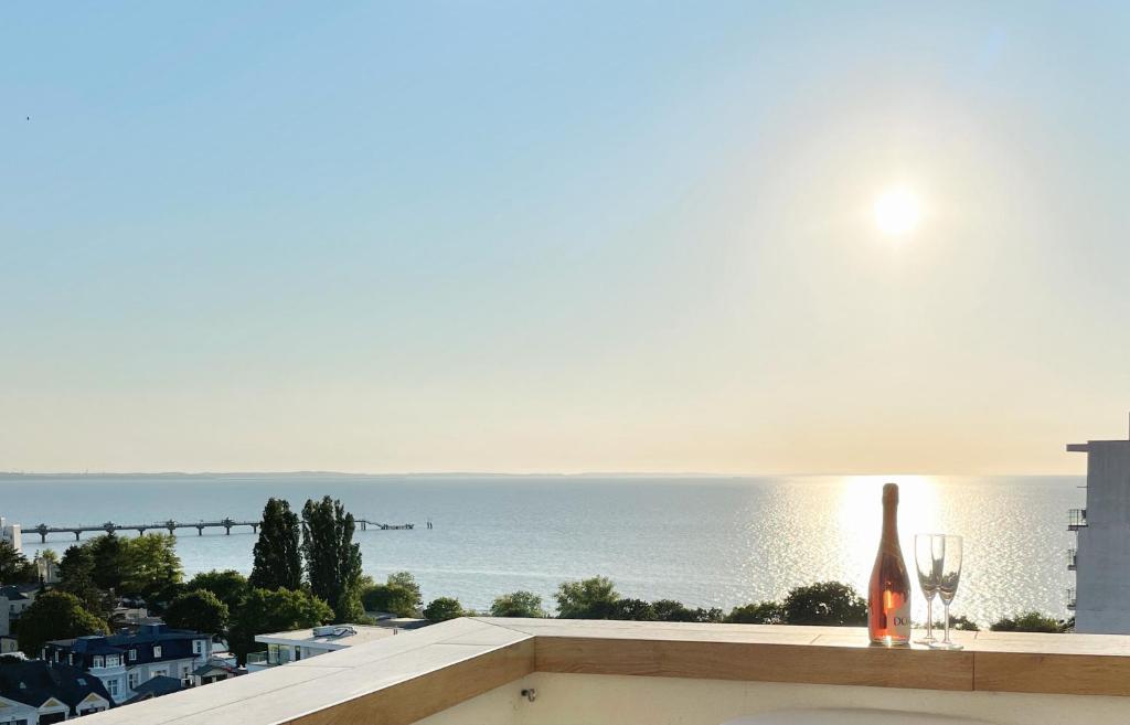 米兹多洛杰Ocean Dream的阳台享有海景,配有1瓶玻璃杯