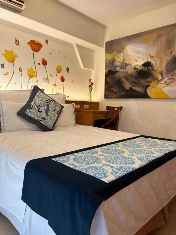 安平区台南运河民宿 的一间卧室配有一张壁画床