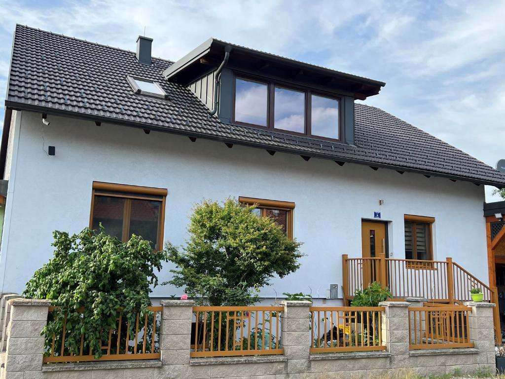图尔恩Ferienzimmer zwischen Wien und Tulln的前面有木栅栏的白色房子