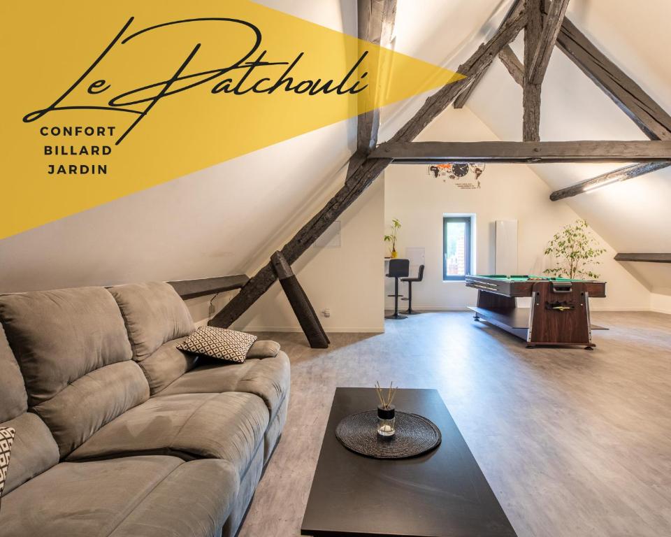 Le Patchouli Billard, Jardin & Confort的客厅配有沙发和桌子