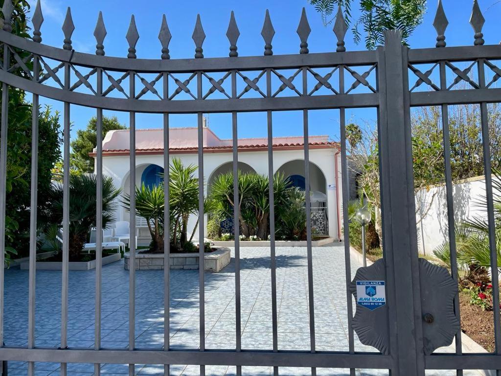 托雷奇安卡Villa azzurra的通往别墅的大门