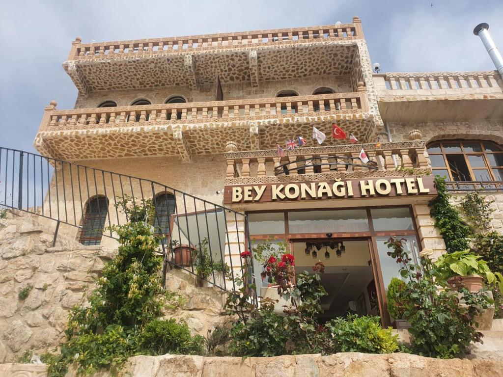 马尔丁Mardin Bey Konağı Hotel的一座带有标志的建筑,上面有海湾韩国酒店