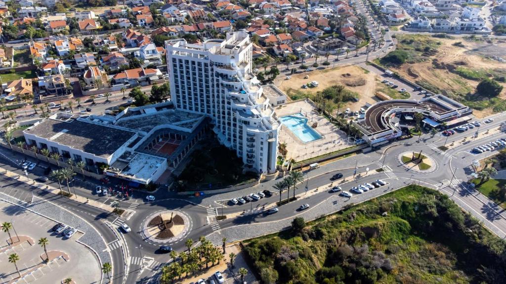 亚实基伦Tamara Ashkelon Hotel的城市建筑物的空中景观
