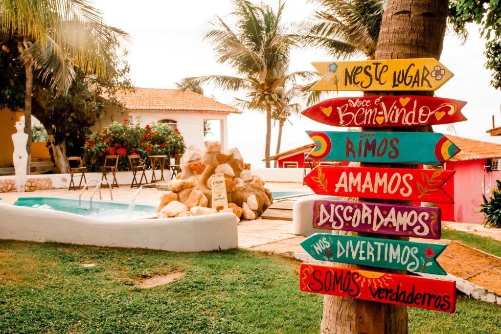 阿拉卡蒂Lua Morena的度假村前方的标志,带游泳池