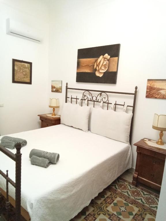 卡尔塔尼塞塔Adriana's home的一间卧室配有一张带白色床单的大床