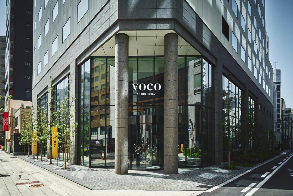 大阪voco Osaka Central, an IHG Hotel的一面有文 ⁇ 标志的建筑物