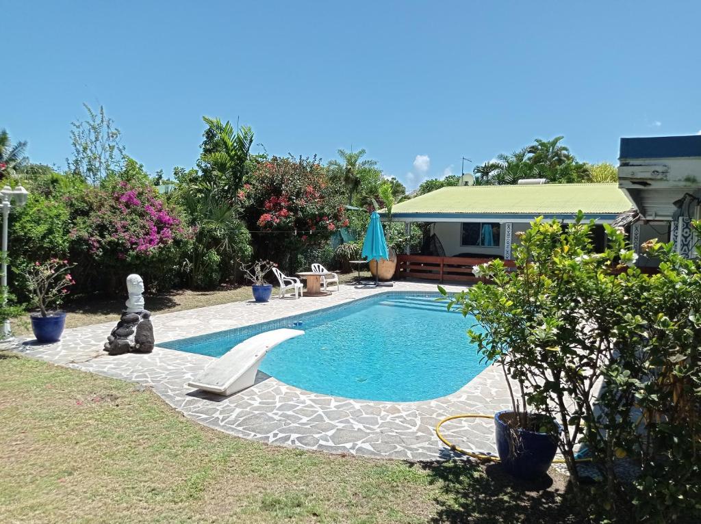 普纳奥亚Maison de vacances avec piscine et accès plage de sable blanc的一座房子后院的游泳池