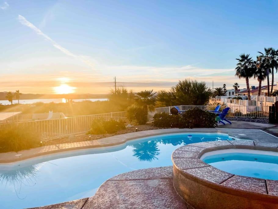 哈瓦苏湖城Villa La Isla PANORAMIC VIEWS, Outdoor Kitchen, sleeps 16的一座享有日落美景的游泳池