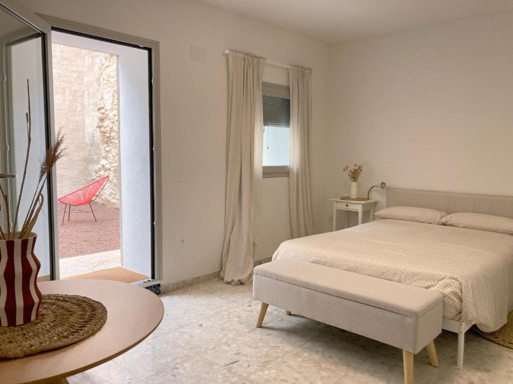 阿尔玛格鲁La Santa的白色卧室配有床和桌子