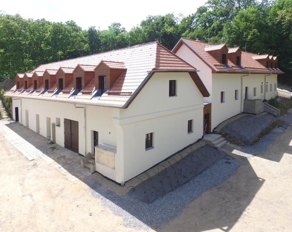 RačiceZámek Castle Račice - Podzámčí Undercastle的红色屋顶建筑的顶部景观