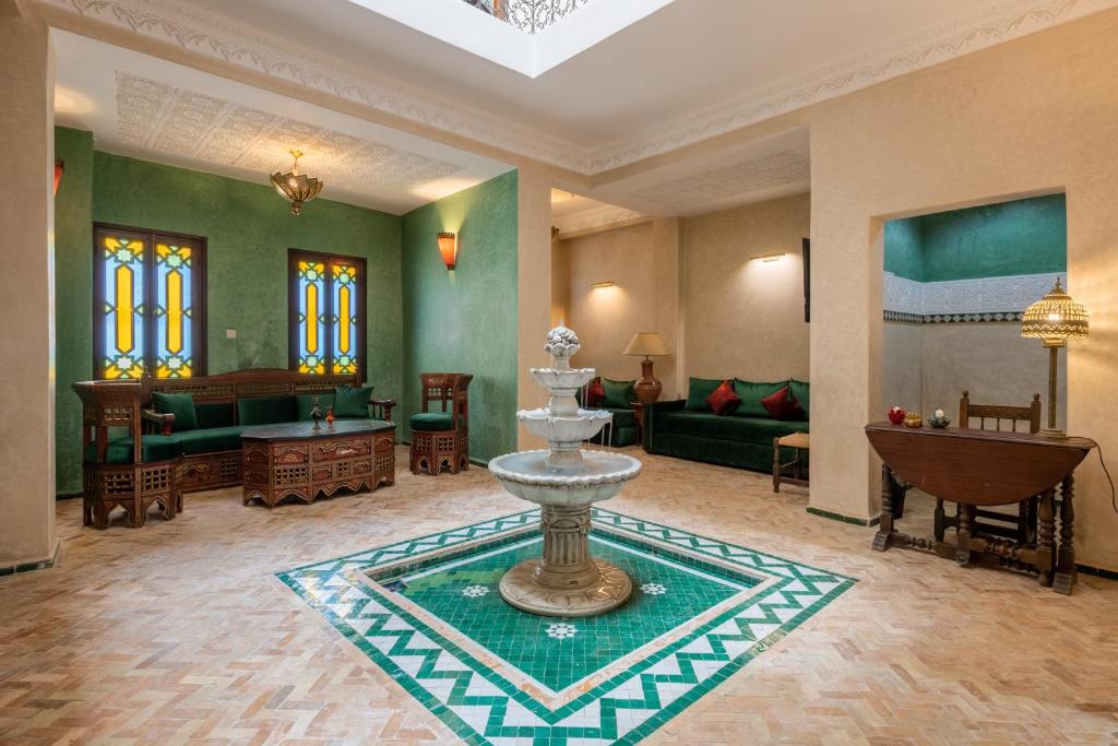 丹吉尔Riad SULTANA的客厅,在房间中间有一个喷泉