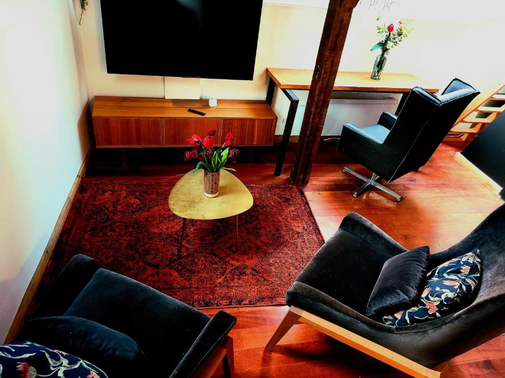 蒙斯Loft de la raquette的客厅配有桌椅和电视