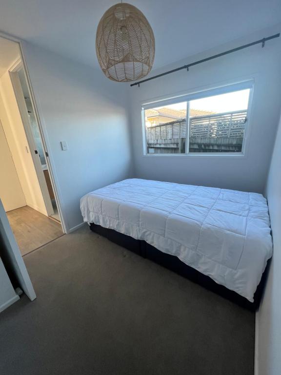 Orewa homestay rooms客房内的一张或多张床位
