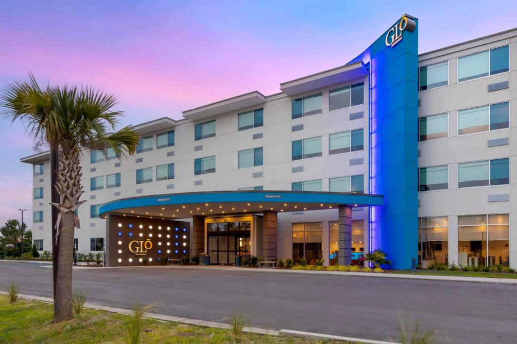 萨凡纳GLo Best Western Pooler - Savannah Airport Hotel的酒店前方的 ⁇ 染