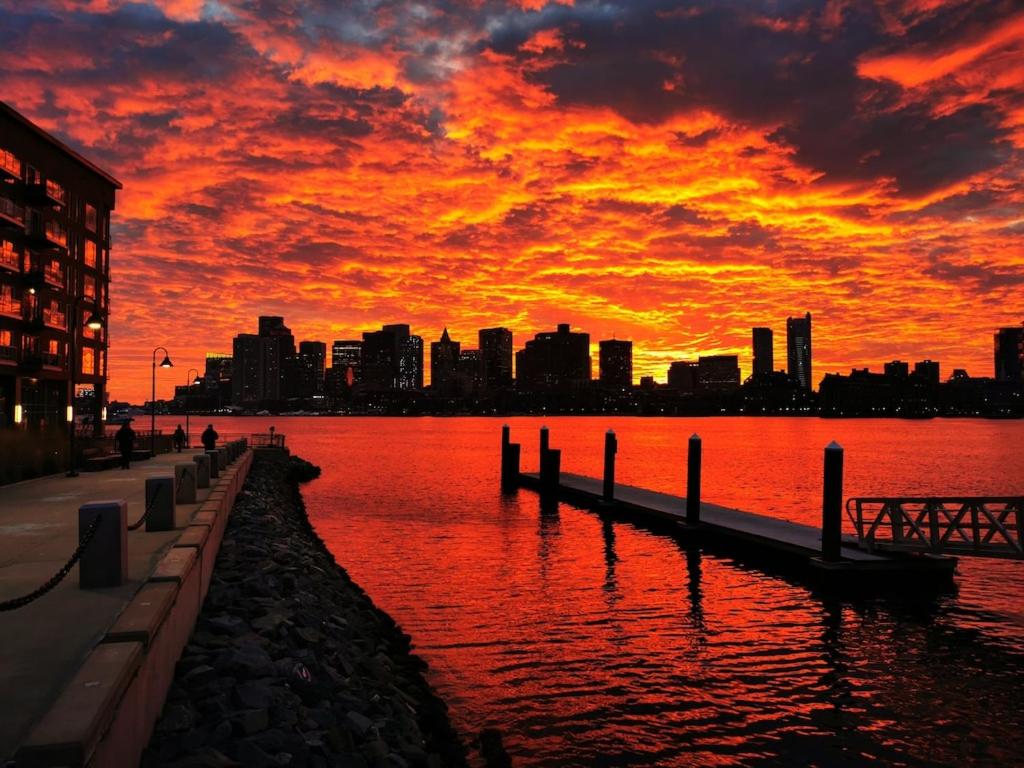 波士顿Location+Comfort+Convenience的日落在水体上,与城市
