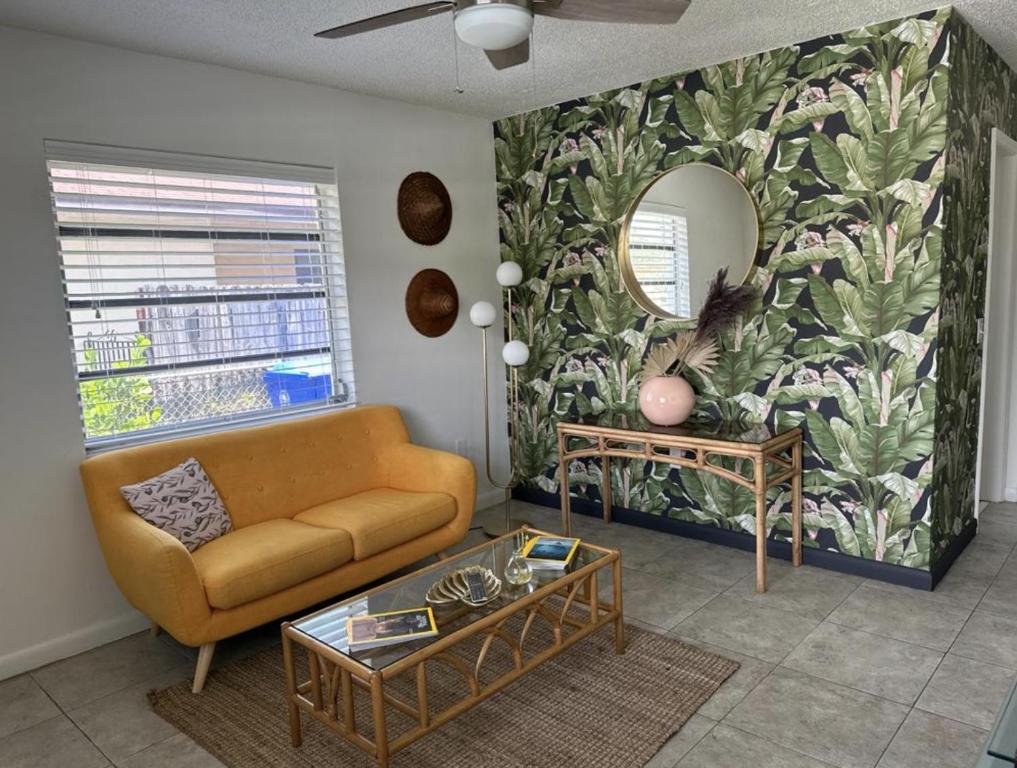 迈阿密Miami's Cozy Tropical Getaway的带沙发和镜子的客厅