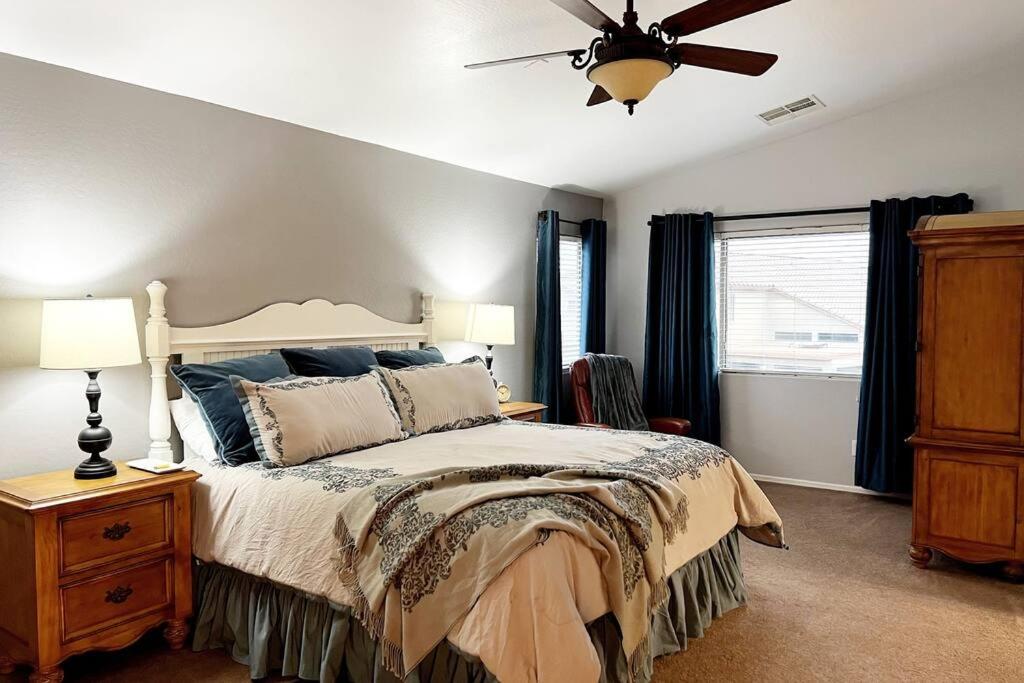 凤凰城La Posada de Lucy, LLC的一间卧室配有一张床和吊扇