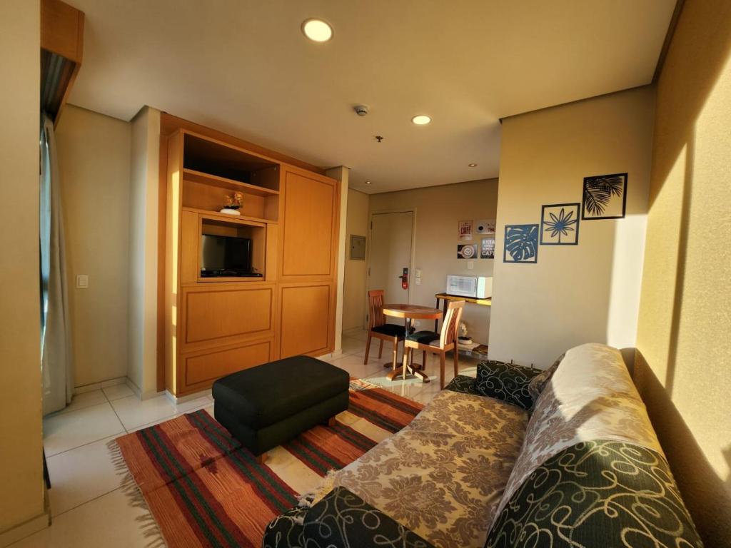 圣保罗Residence Flat 143 em Santana的客厅配有沙发和桌子