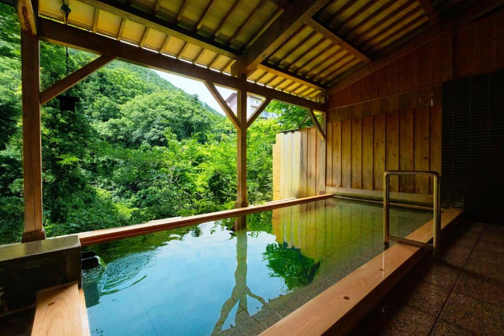 加贺山手香木酒店的森林景别墅内的游泳池