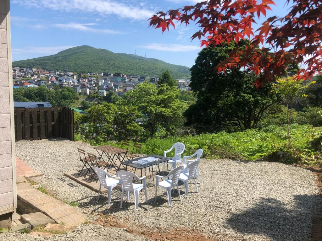 小樽Cool-Cottage Otaru OTAMOI的一张桌子和椅子,享有城市美景