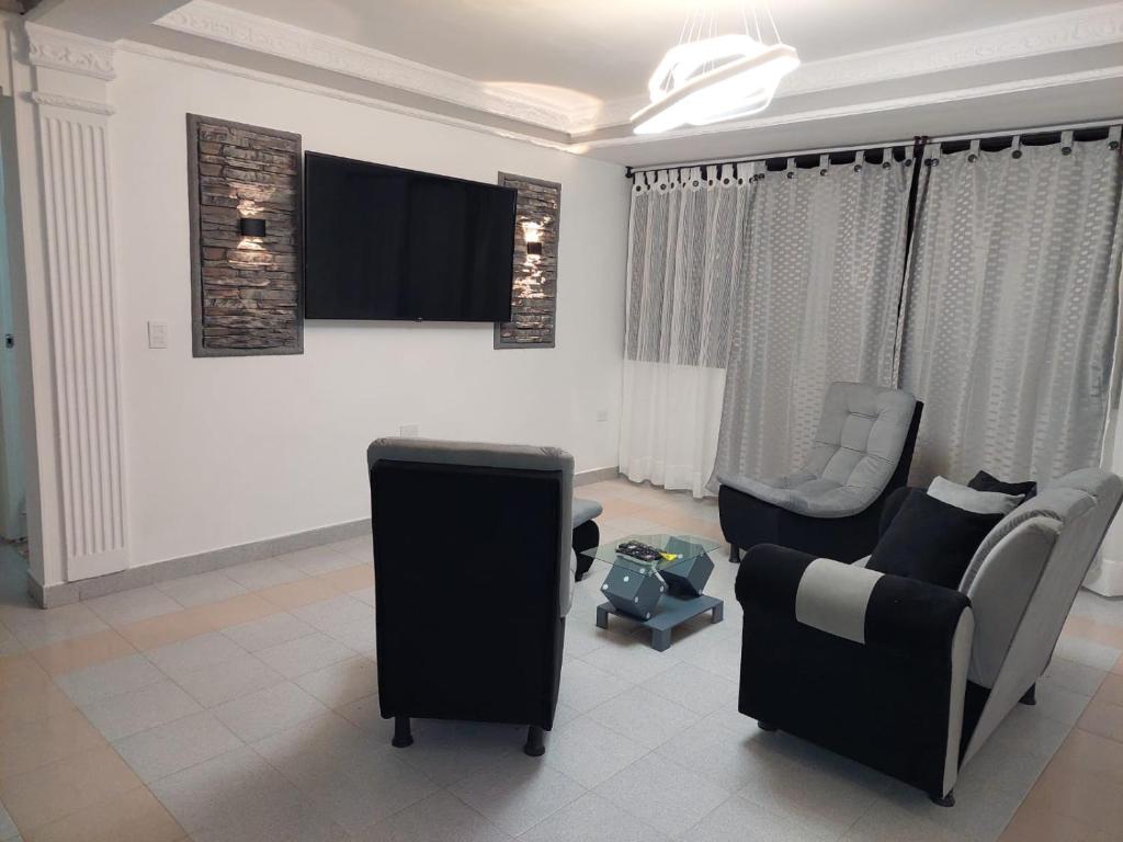 内瓦Encantador y Confortable Apartamento的客厅配有沙发和椅子