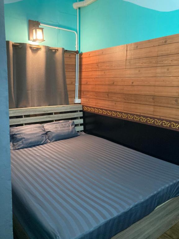 梭桃邑โรงแรมคุ้มเดช - KoomDech Hotel的一间卧室,卧室内配有一张大床