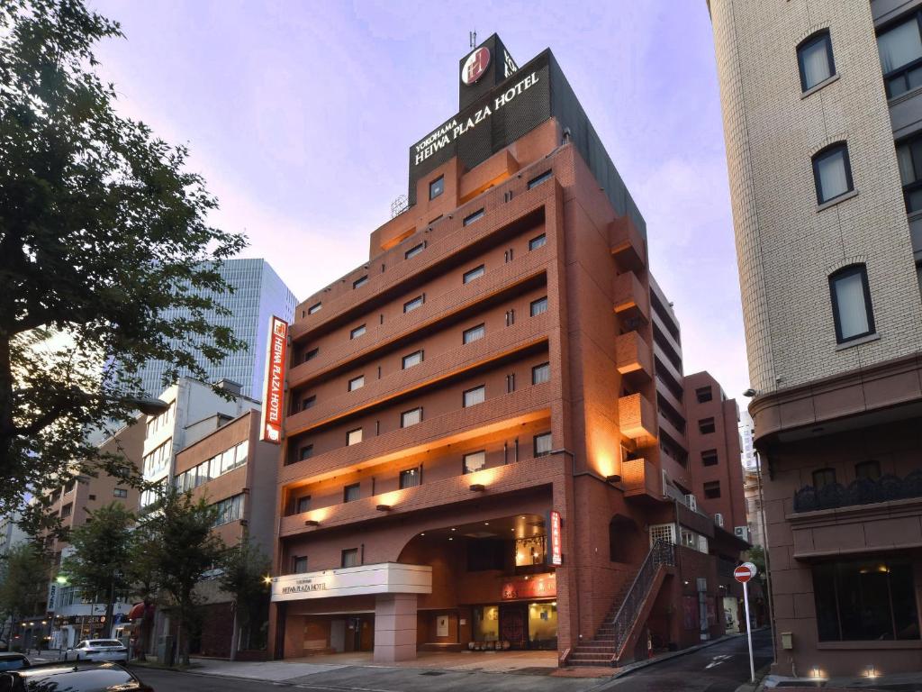 横滨横滨平和广场酒店的一座酒店大楼,上面有标志
