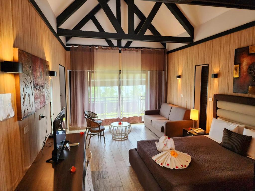 克罗托格The Crow's Nest Resort Fiji的客厅配有床和沙发