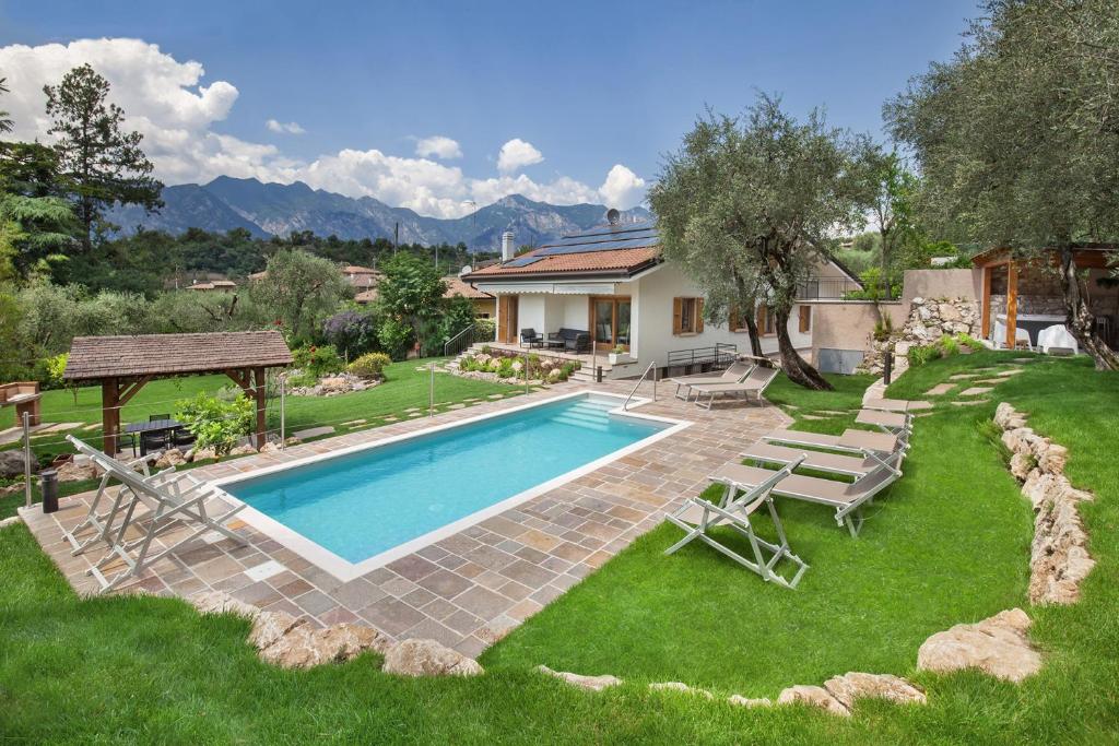 马尔切西内Villa Fani-Wellness & Relax的一座带房子的庭院内的游泳池