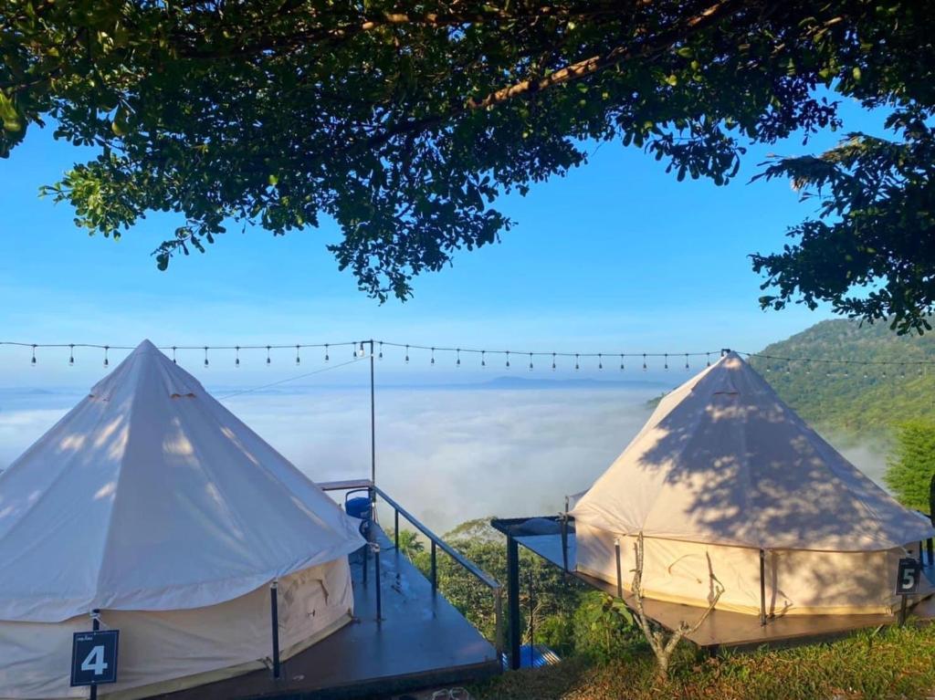 考科Heaven Khaokho (เฮฟเว่น)的几顶帐篷享有山景