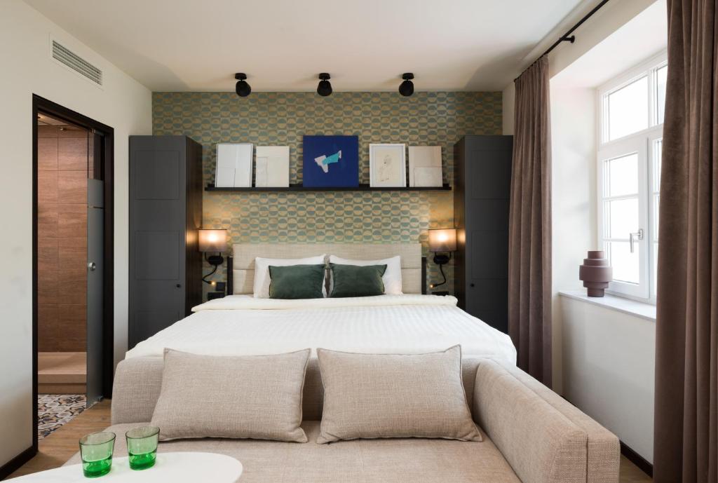 萨尔茨堡master Mirabell的一间卧室配有一张大床和一张沙发