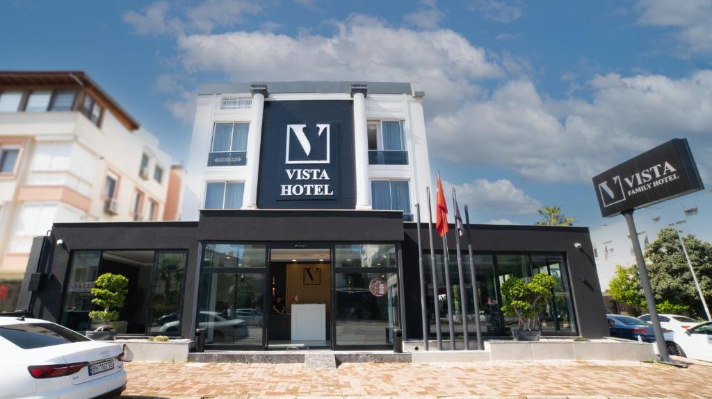 安塔利亚Vista Family Hotel Konyaaltı的带有签证酒店标志的建筑