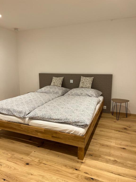 格蒙登Grünberg Apartments的一张床上有两个枕头的房间