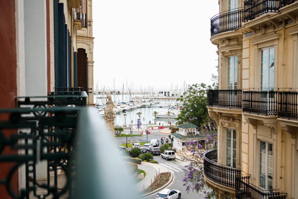 阿利坎特Casa Alberola Apartments的从大楼的阳台上可欣赏到街道景色