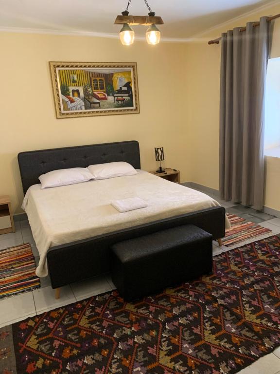 戈里察Tradicional Bazaar Home的一间卧室配有一张大床和地毯。