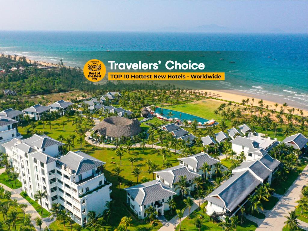 会安Bliss Hoi An Beach Resort & Wellness的享有酒店和海滩的景致。