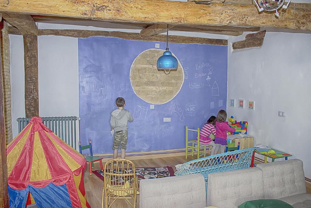 EraulLa Madriguera de Tomaso的一群孩子住在一个蓝色的墙壁里