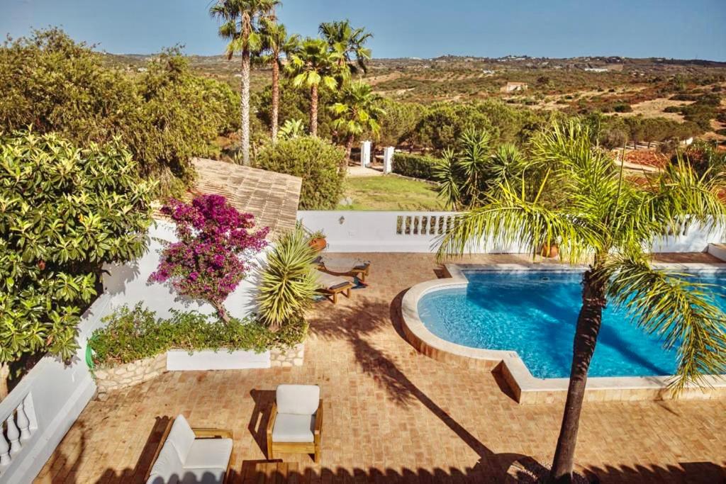 拉戈斯Quinta da Bela Vista的享有带游泳池的别墅的空中景致