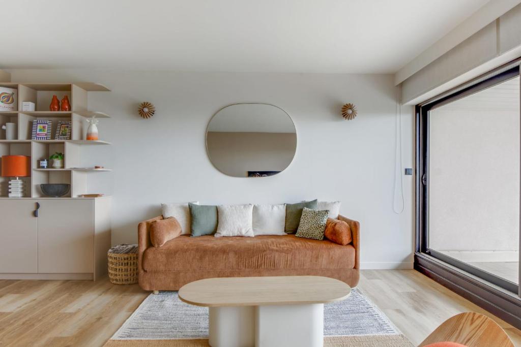 勒图凯-巴黎普拉日Modern flat with terrace and garden - Le Touquet - Welkeys的客厅配有沙发和桌子